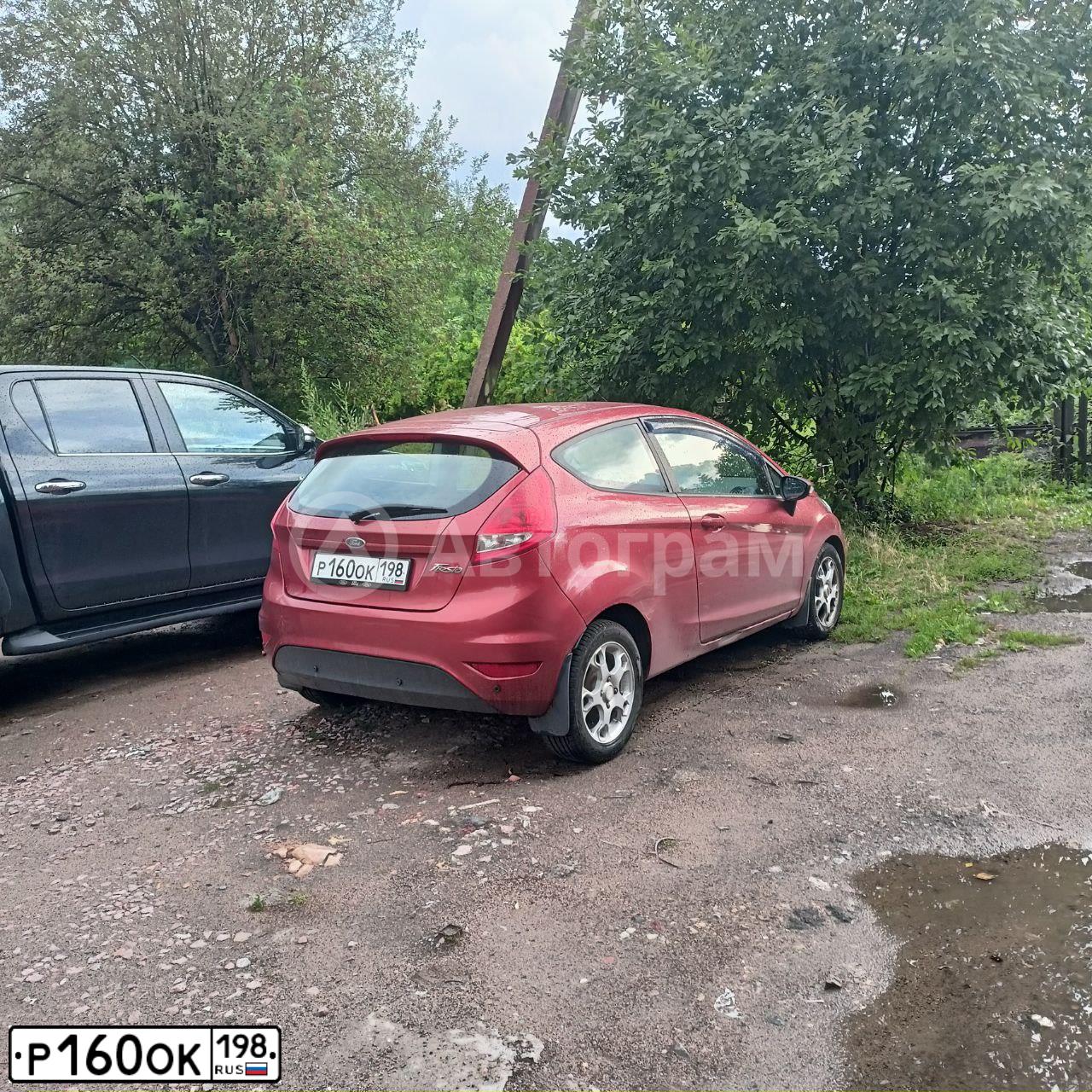 Фото автомобиля FORD FIESTA / ASPIRE, 2008 — госномер Р160ОК198. Цвет: Красно-оранжевый