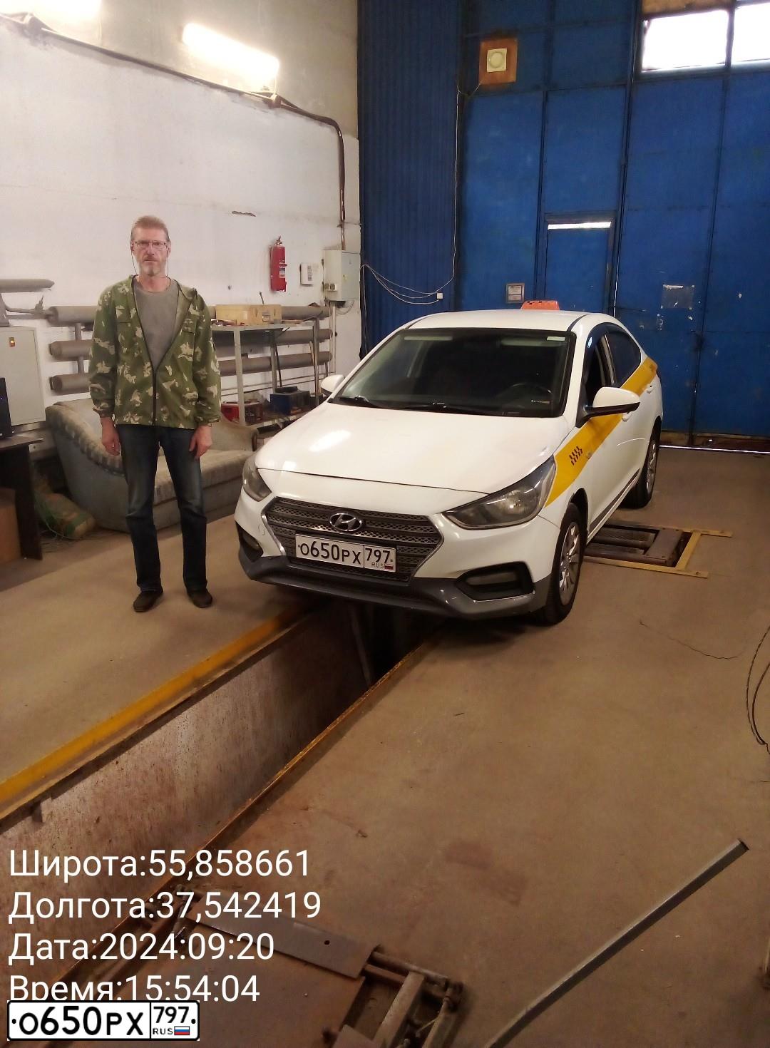 Фото автомобиля HYUNDAI SOLARIS, 2017 — госномер О650РХ797. Цвет: БЕЛЫЙ ЖЕЛТЫЙ СЕРЫЙ