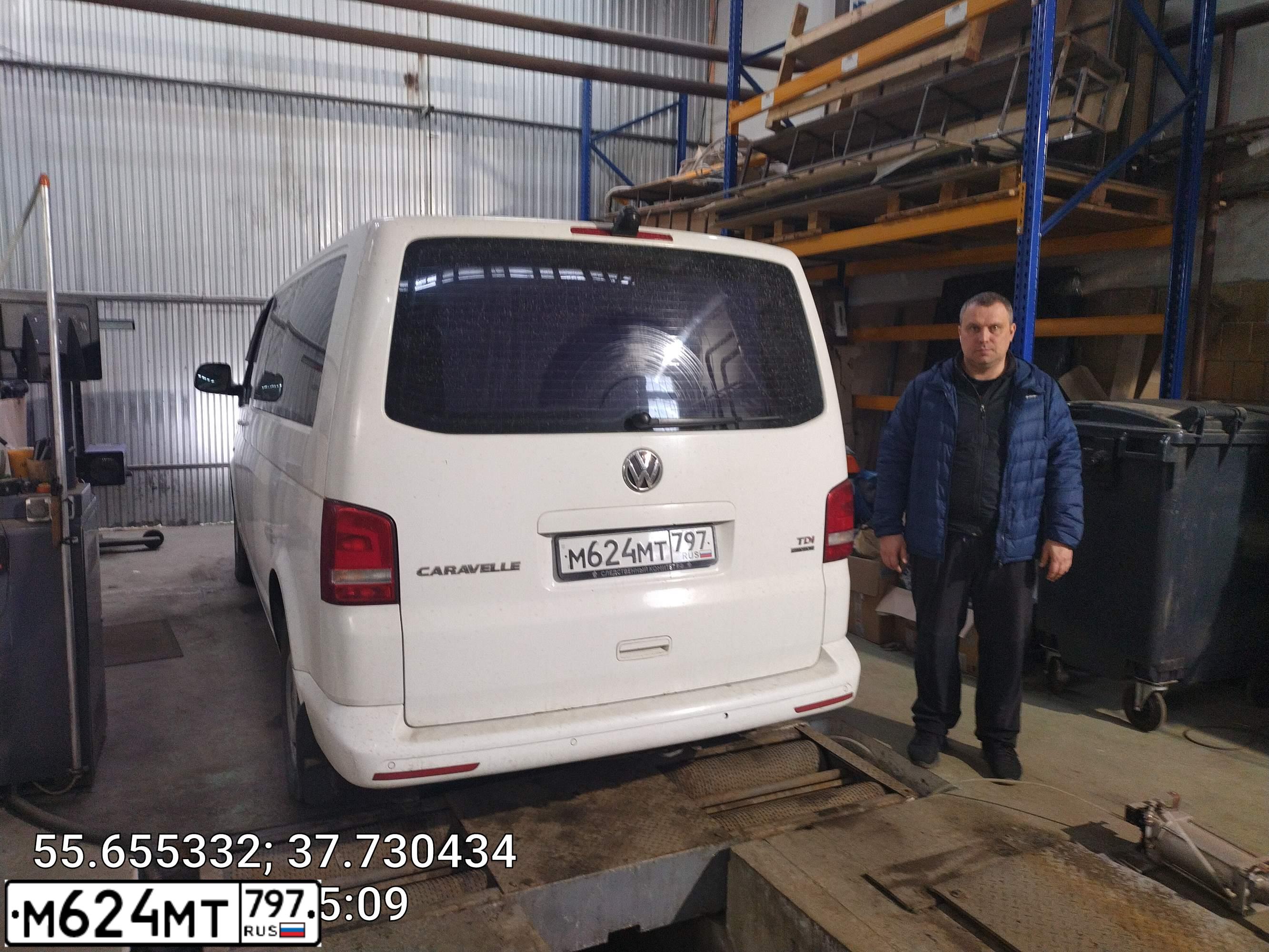 Фото автомобиля VOLKSWAGEN CARAVELLE, 2012 — госномер Т245ТТ99. Цвет: Белый