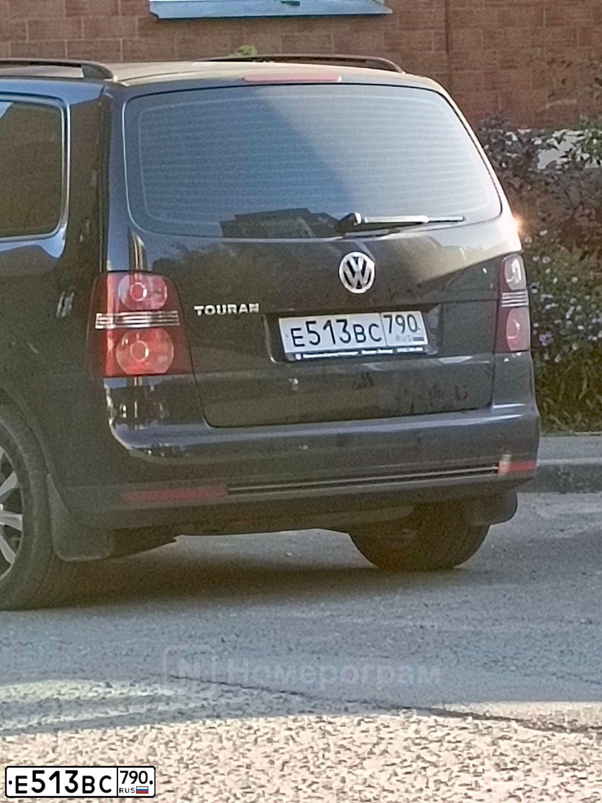 Фото автомобиля VOLKSWAGEN TOURAN, 2008 — госномер Е513ВС790. Цвет: ЧЕРНЫЙ