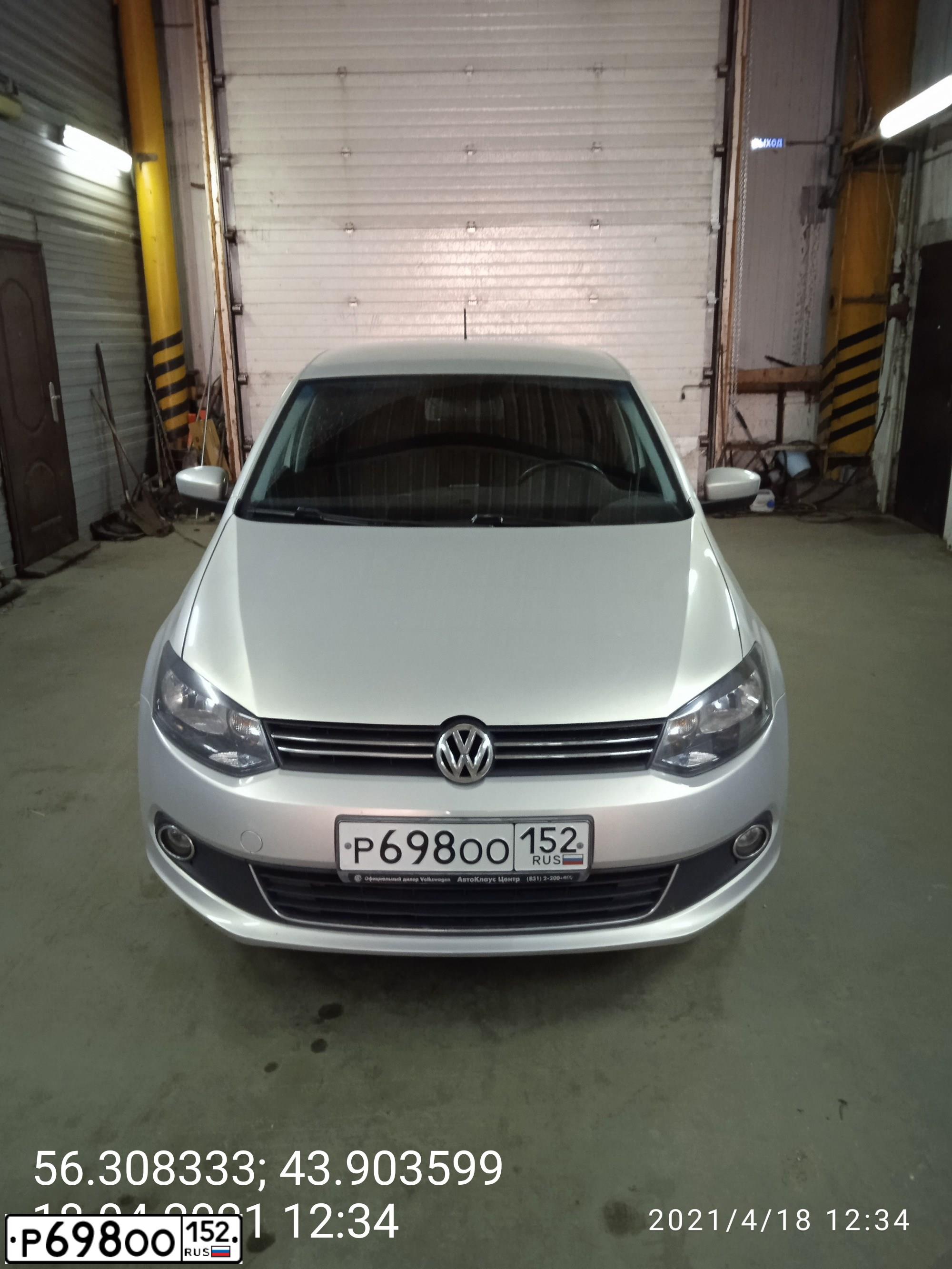 Фото автомобиля VOLKSWAGEN POLO, 2013 — госномер У727КЕ33. Цвет: Серебристо-Желтый