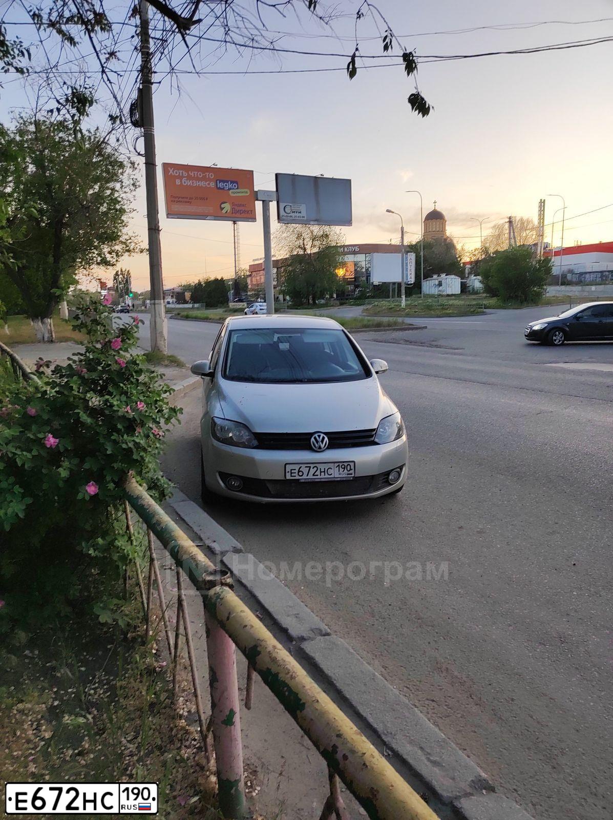 Фото автомобиля VOLKSWAGEN GOLF PLUS, 2011 — госномер Е672НС190. Цвет: СЕРЕБРИСТО-ЖЕЛТЫЙ