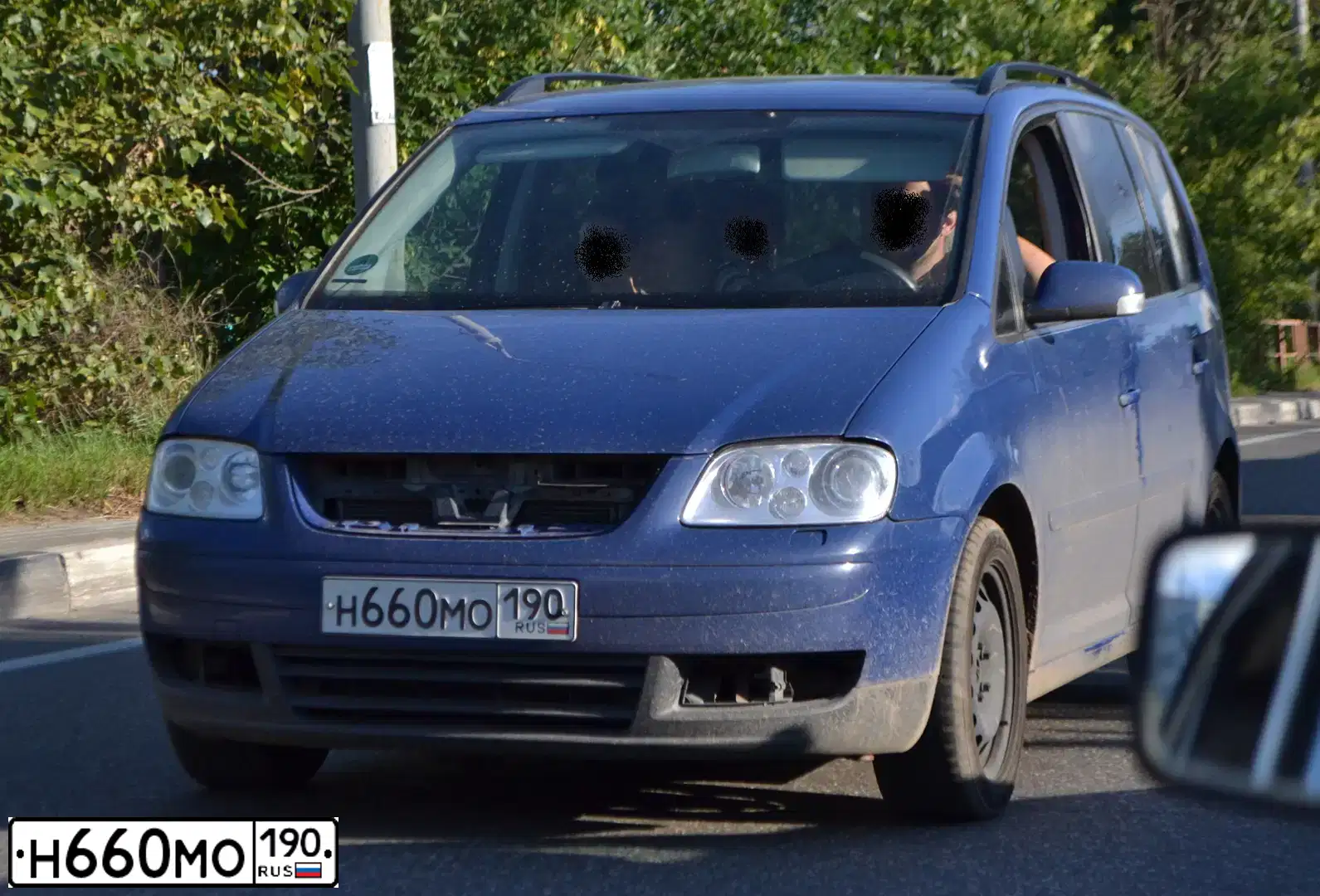 Фото автомобиля VOLKSWAGEN TOURAN, 2005 — госномер Н660МО190. Цвет: синий