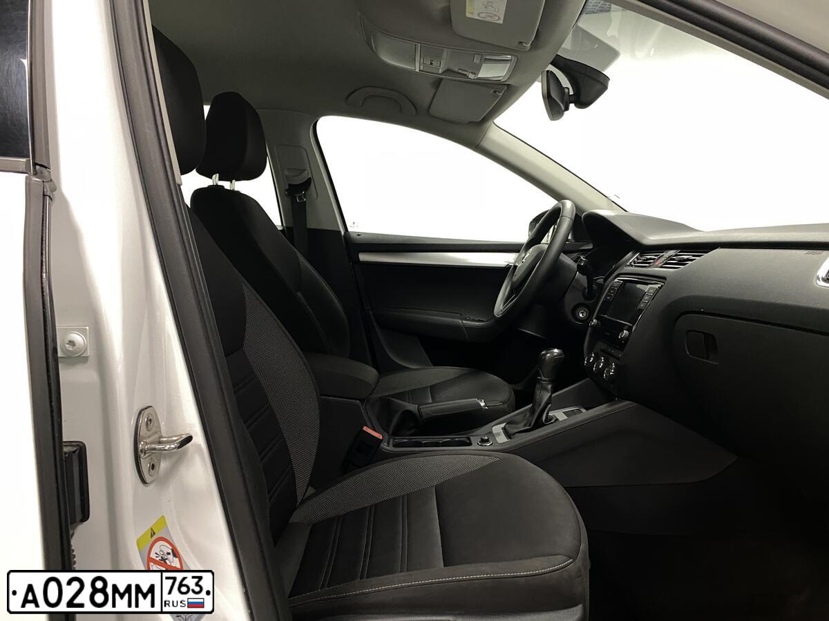 Фото автомобиля SKODA OCTAVIA, 2018 — госномер А028ММ763. Цвет: Белый