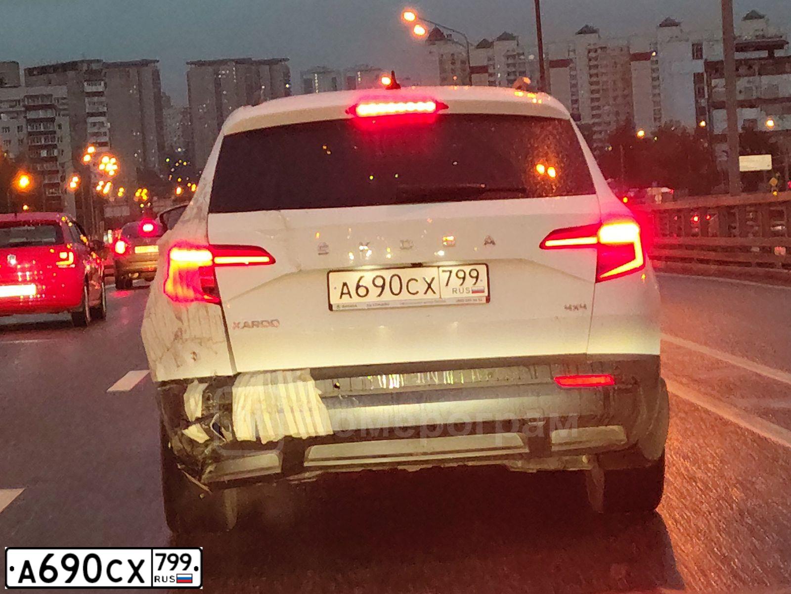 Фото автомобиля SKODA KAROQ, 2020 — госномер А690СХ799. Цвет: Белый