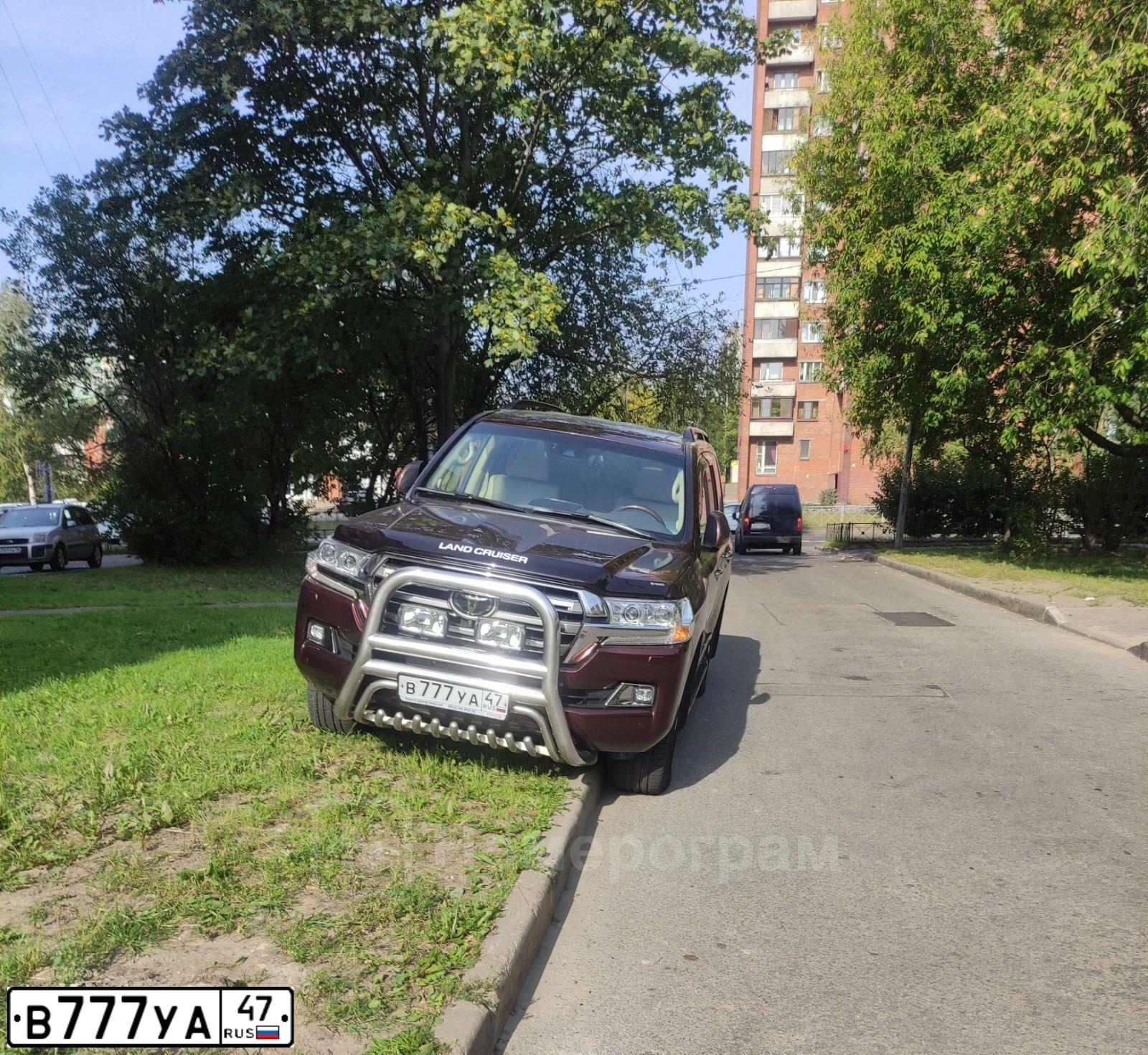 Фото автомобиля TOYOTA LANDCRUISER 200, 2018 — госномер В777УА47. Цвет: КРАСНО-КОРИЧНЕВЫЙ