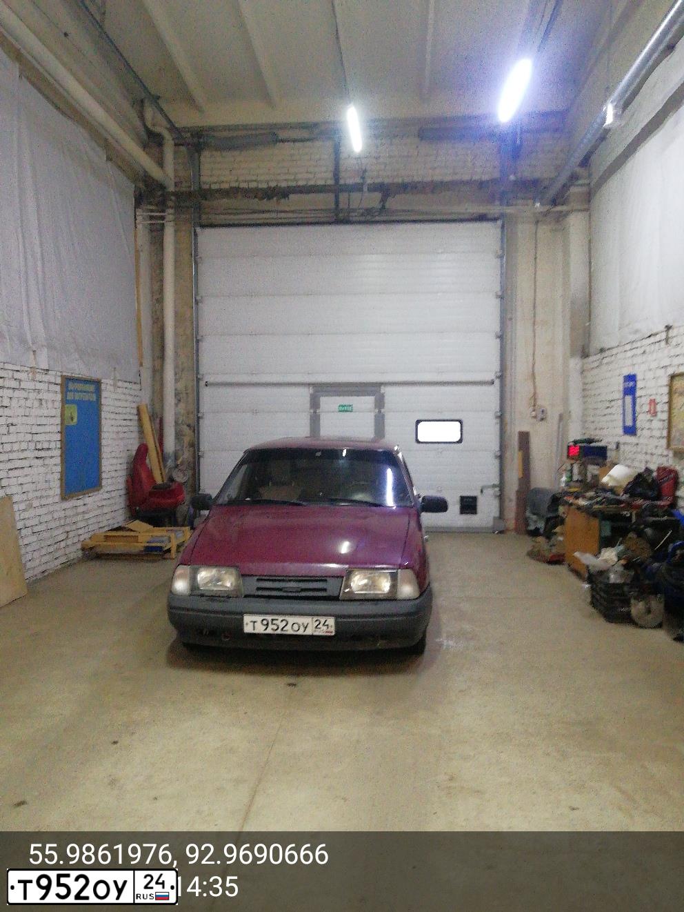 Фото автомобиля IZH 2126, 2004 — госномер Т952ОУ24. Цвет: КРАСНЫЙ