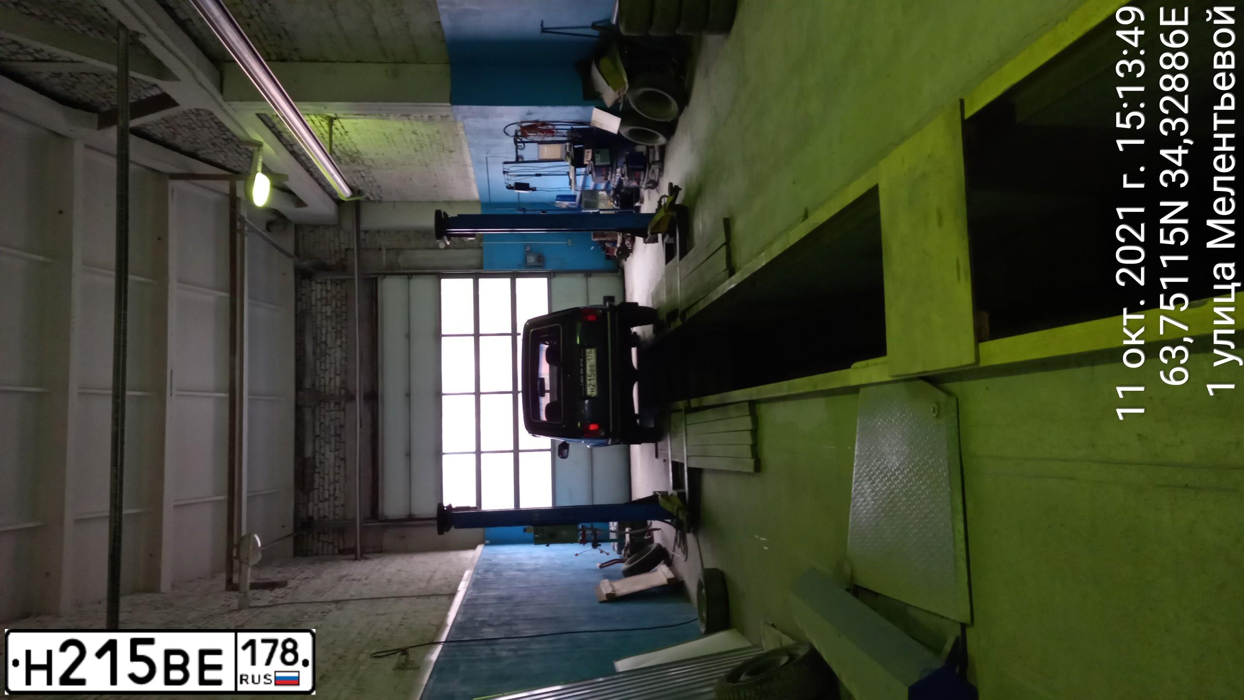 Фото автомобиля LADA 2131 NIVA, 2012 — госномер Н215ВЕ178. Цвет: сине-зеленый