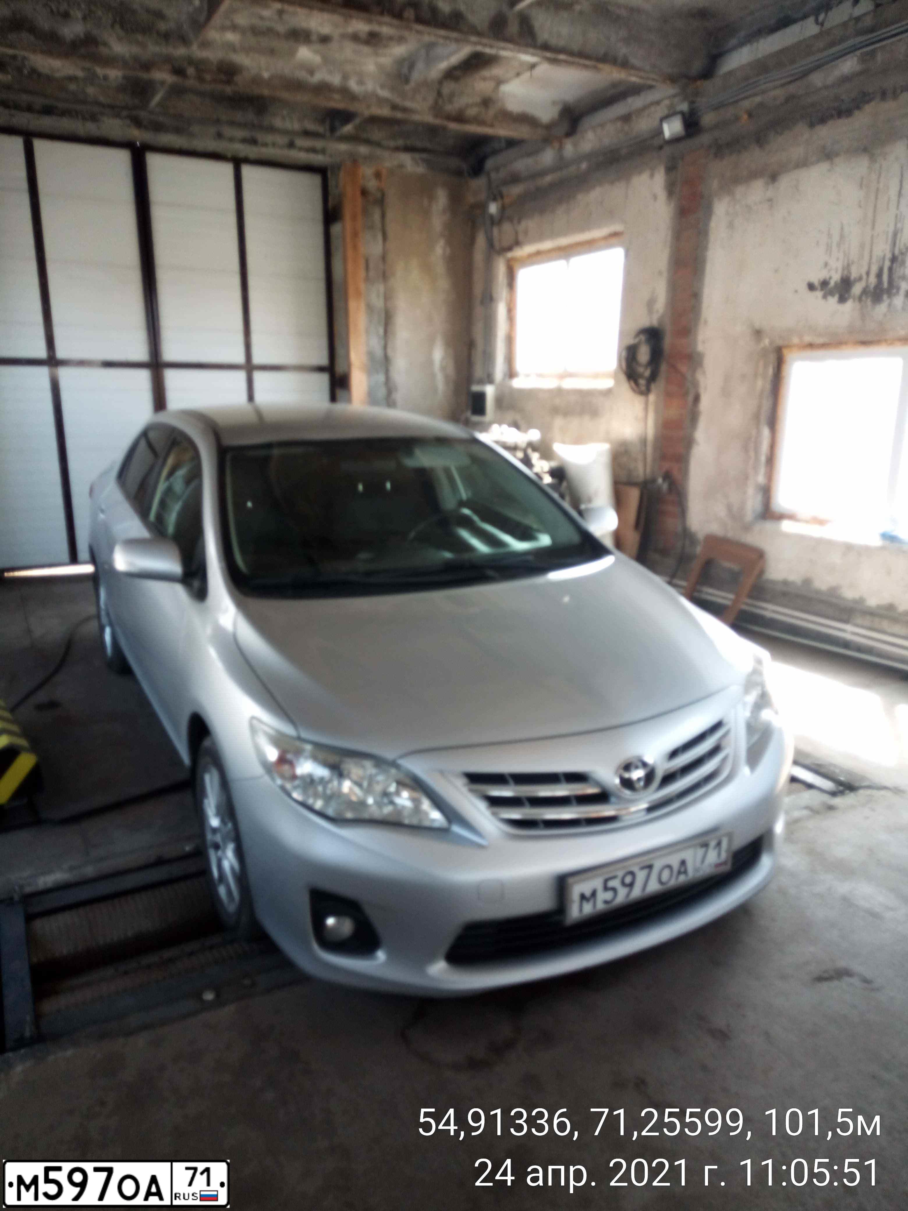 Фото автомобиля TOYOTA COROLLA, 2011 — госномер Х103РВ55. Цвет: Серебристый