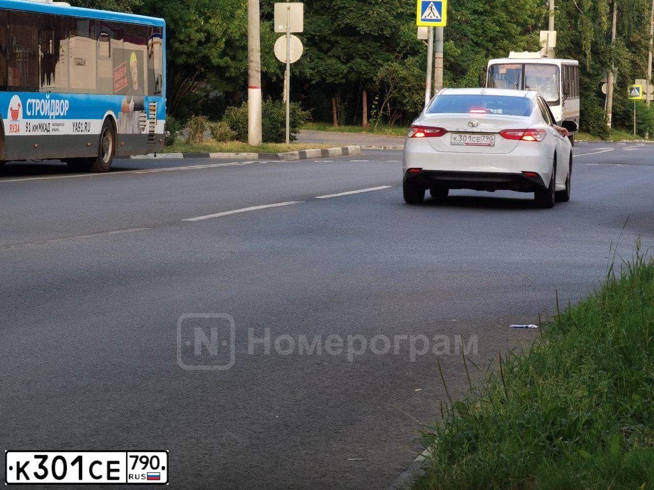 Фото автомобиля TOYOTA CAMRY, 2019 — госномер Т724МВ797. Цвет: БЕЛЫЙ ЖЕЛТЫЙ СЕРЫЙ