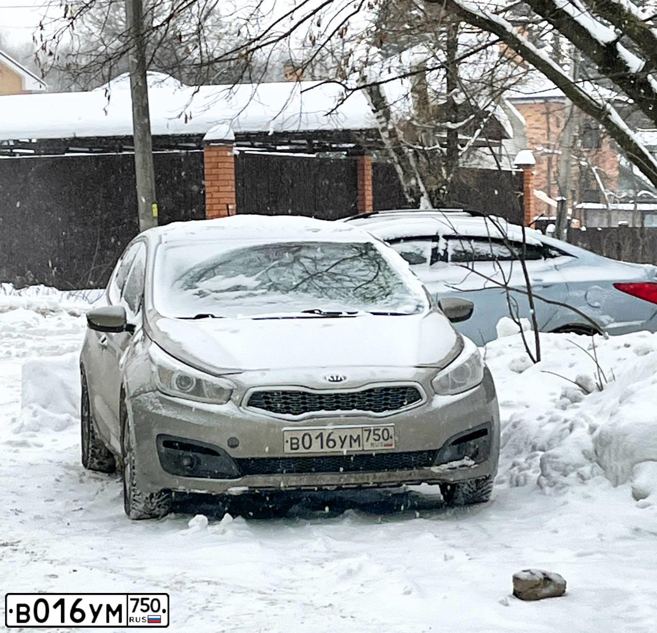 Фото автомобиля KIA CEE'D, 2013 — госномер В016УМ750. Цвет: СЕРЕБРИСТЫЙ