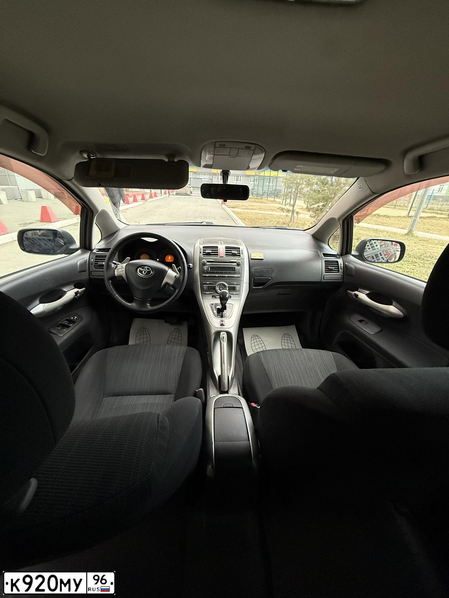 Фото автомобиля TOYOTA AURIS, 2007 — госномер К920МУ96. Цвет: Темно-синий