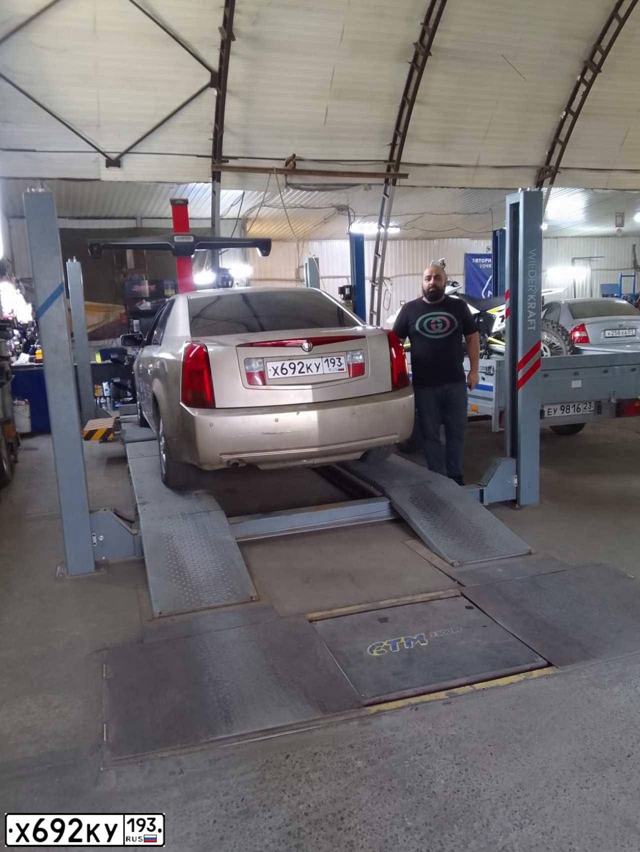 Фото автомобиля CADILLAC CTS, 2005 — госномер Н227НЕ123. Цвет: ЗОЛОТИСТЫЙ