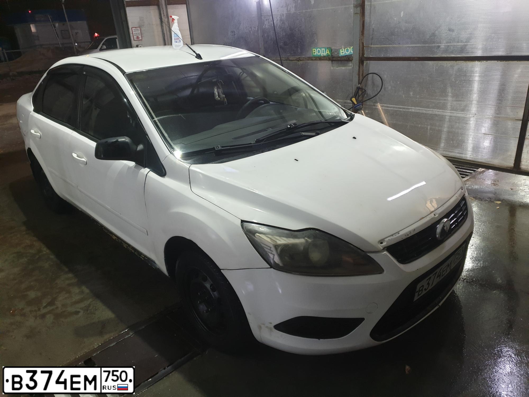 Фото автомобиля FORD D FOCUS, 2005 — госномер В374ЕМ750. Цвет: Белый
