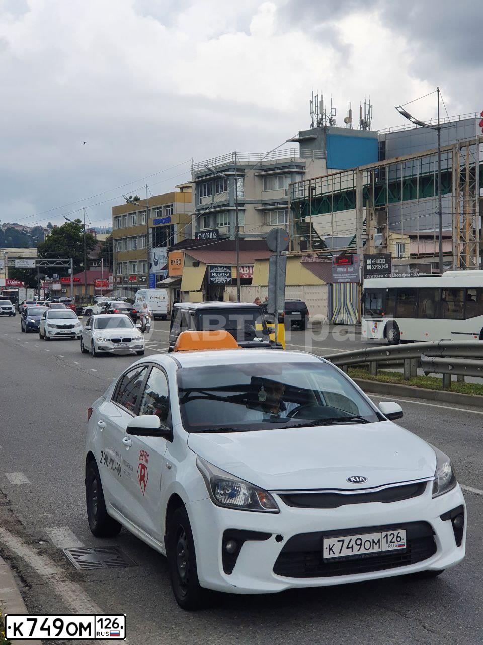 Фото автомобиля KIA RIO, 2017 — госномер К749ОМ126. Цвет: Белый