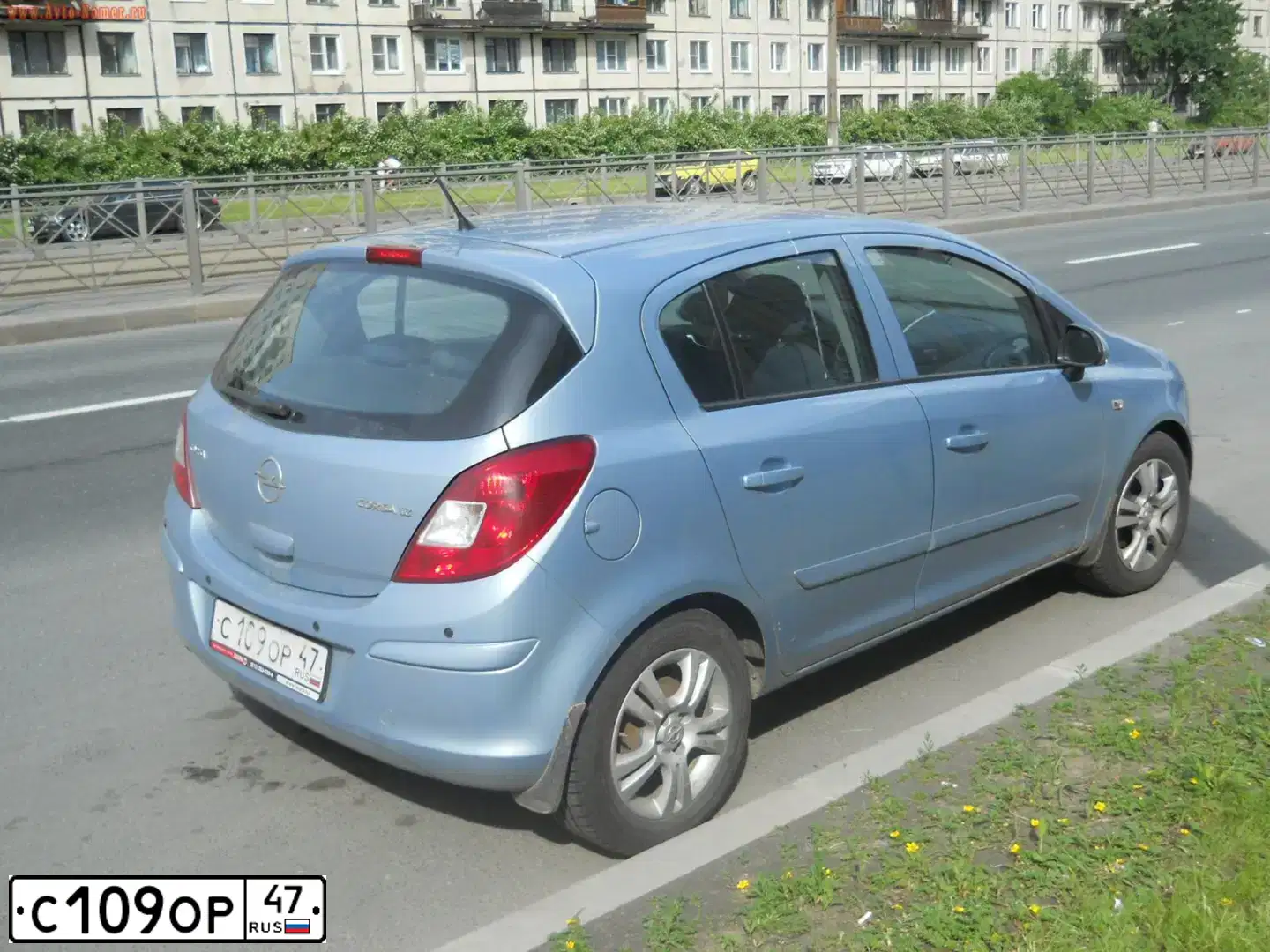 Фото автомобиля OPEL CORSA, 2007 — госномер К151РР198. Цвет: СВЕТЛО-ГОЛУБОЙ