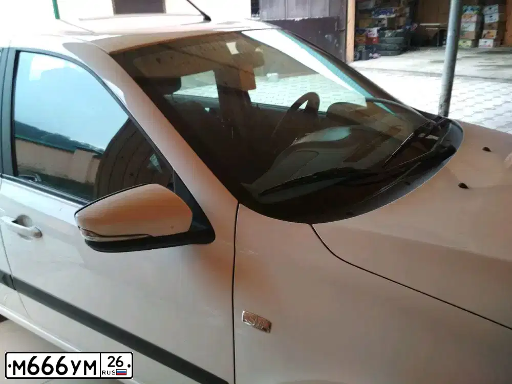 Фото автомобиля RENAULT LOGAN, 2012 — госномер М666УМ26. Цвет: Белый