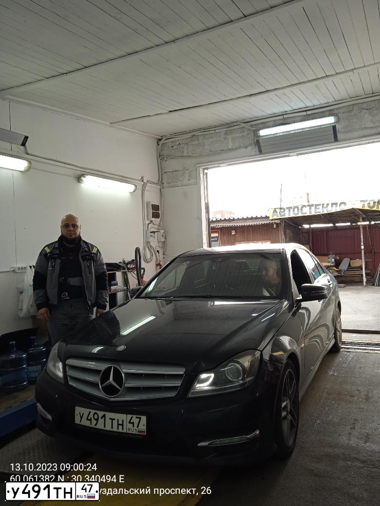 Фото автомобиля MERCEDES-BENZ  C180, 2012 — госномер Е865НЕ156. Цвет: ЧЕРНЫЙ