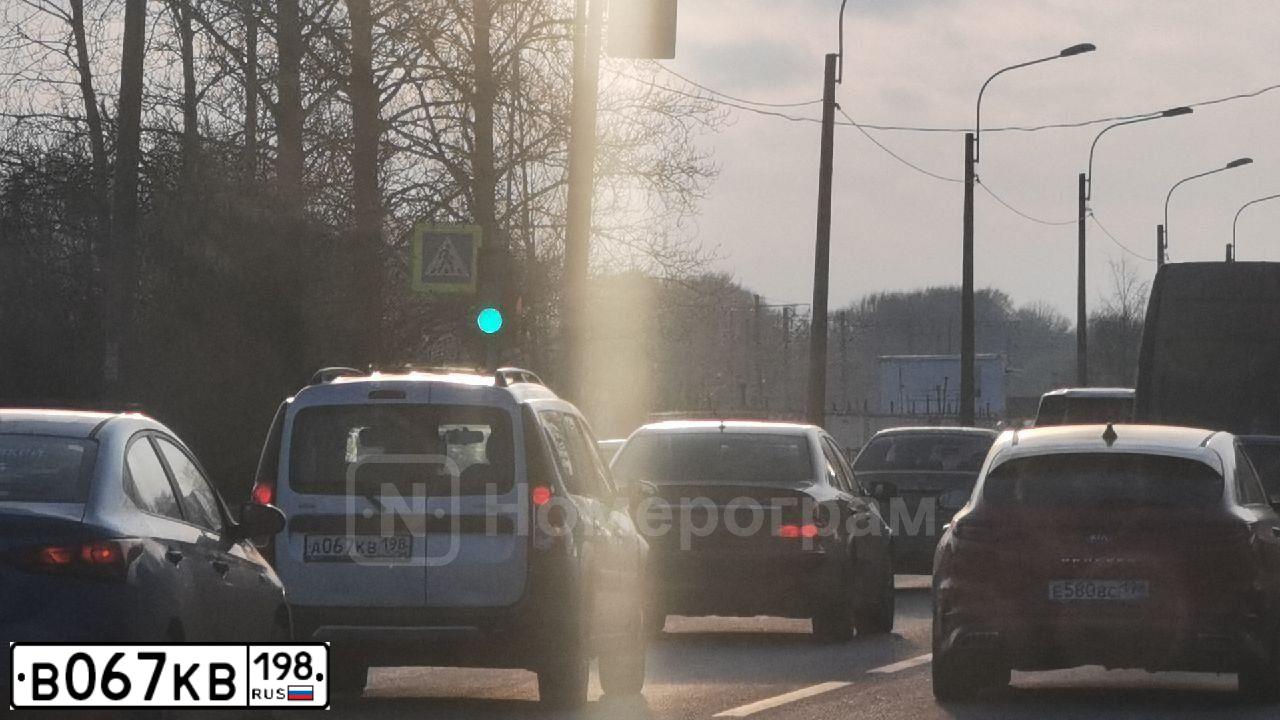 Фото автомобиля TOYOTA AVENSIS, 2015 — госномер В067КВ198. Цвет: БЕЛЫЙ