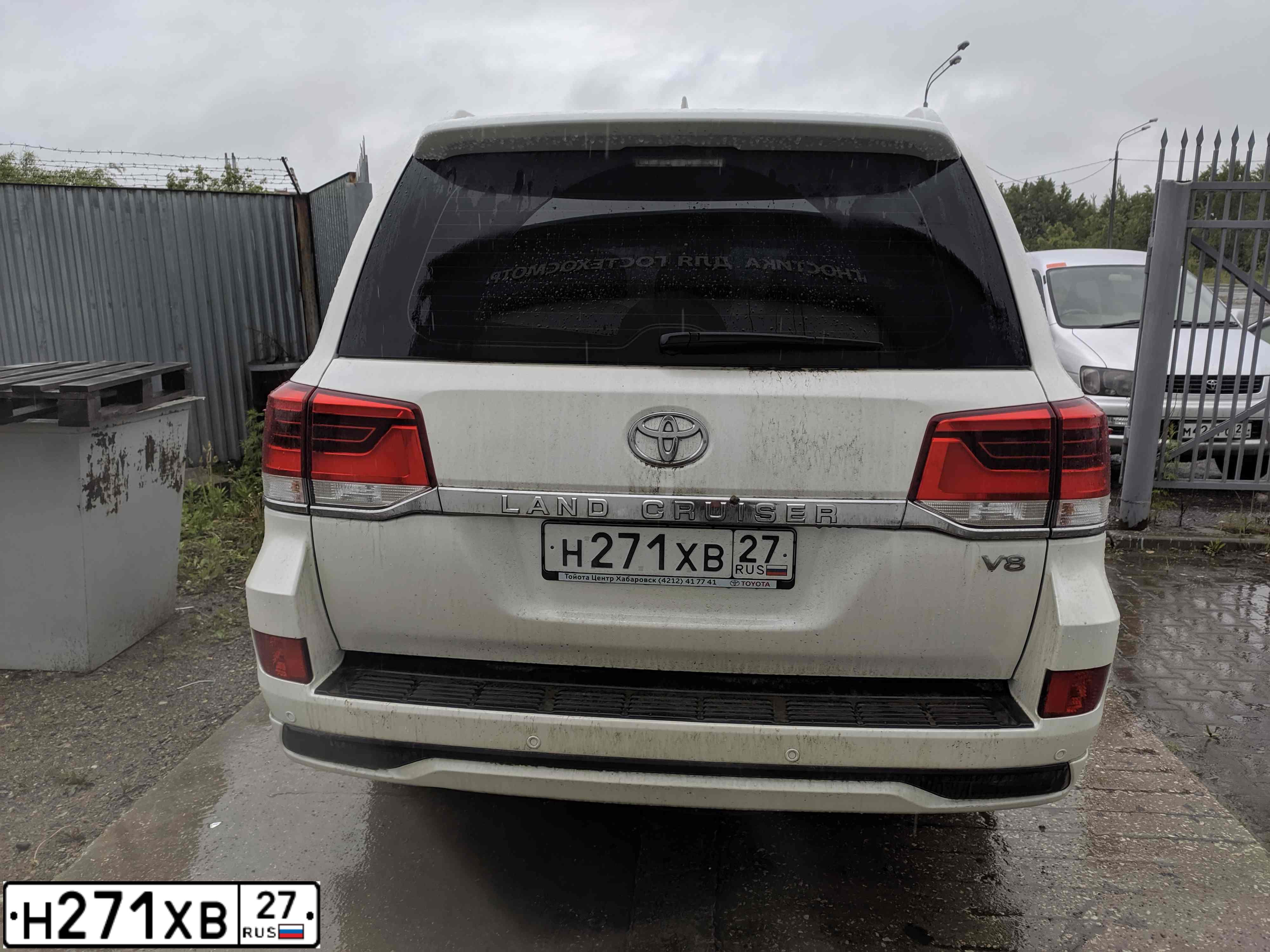 Фото автомобиля TOYOTA LANDCRUISER 200, 2017 — госномер С582МЕ797. Цвет: Белый