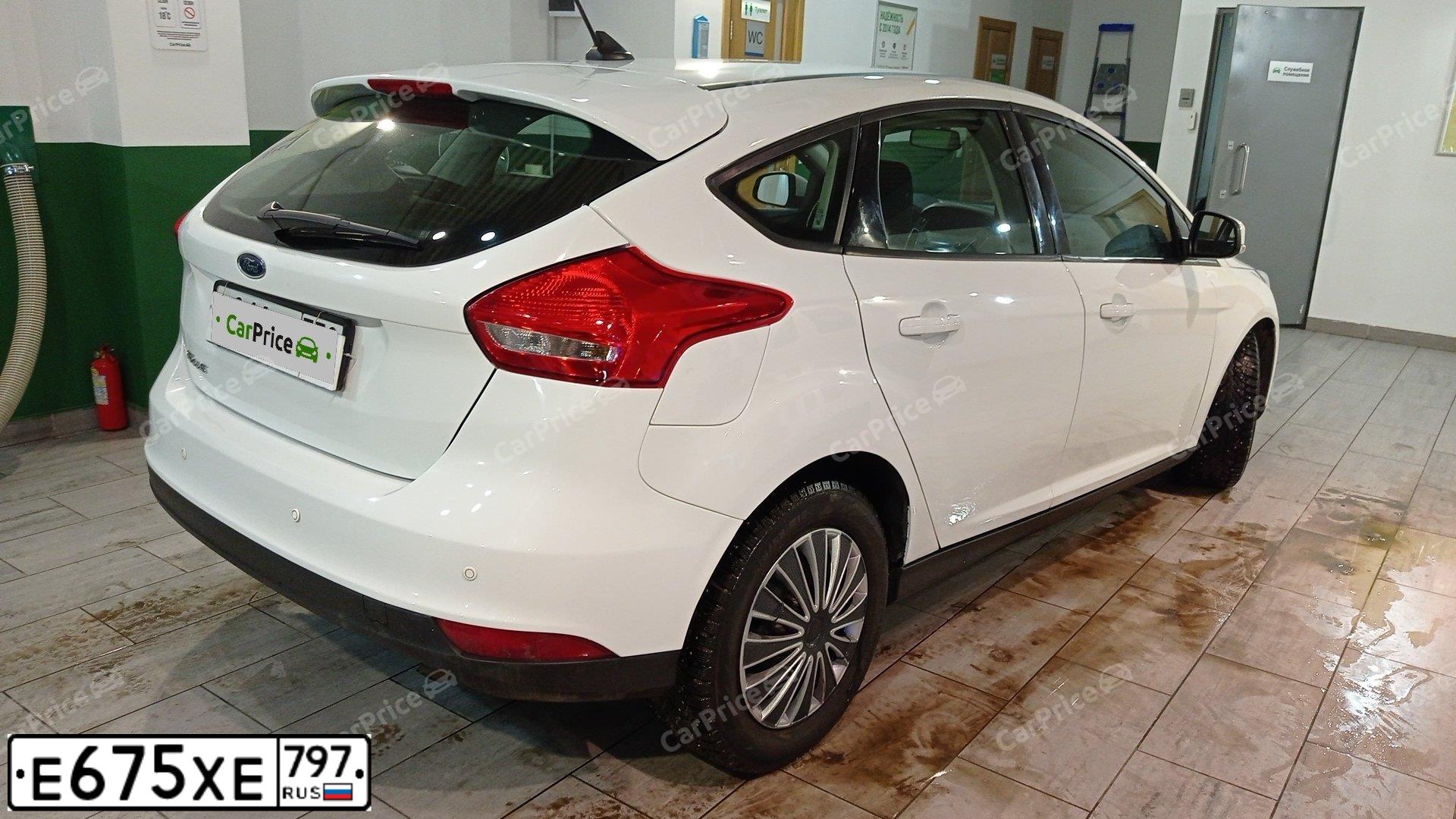 Фото автомобиля FORD FOCUS, 2017 — госномер Е675ХЕ797. Цвет: Белый