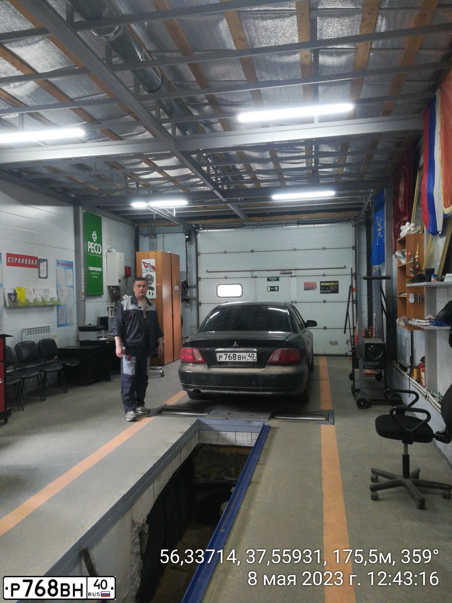 Фото автомобиля MITSUBISHI GALANT, 2002 — госномер Е882РК790. Цвет: ЧЕРНЫЙ