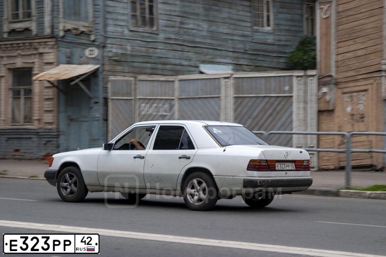 Фото автомобиля MERCEDES E-KLASSE, 1991 — госномер Е323РР42. Цвет: БЕЛЫЙ