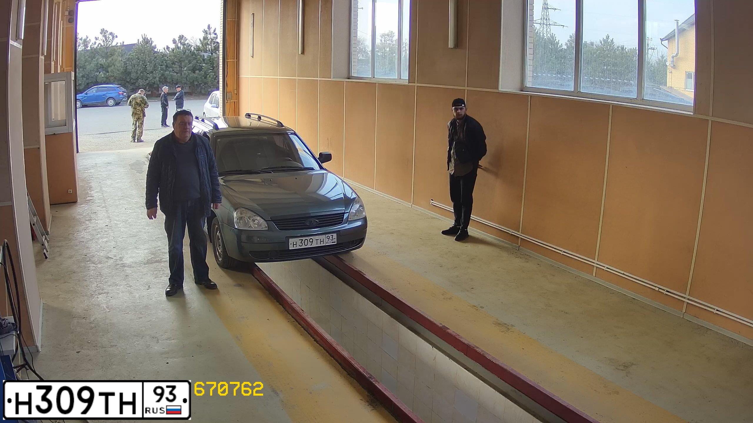 Фото автомобиля LADA PRIORA, 2010 — госномер В535НУ01. Цвет: Серо-сине-зеленый