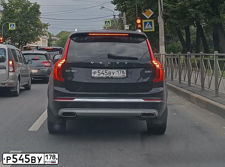 Фото автомобиля VOLVO XC60, 2013 — госномер Р545ВУ178. Цвет: Белый