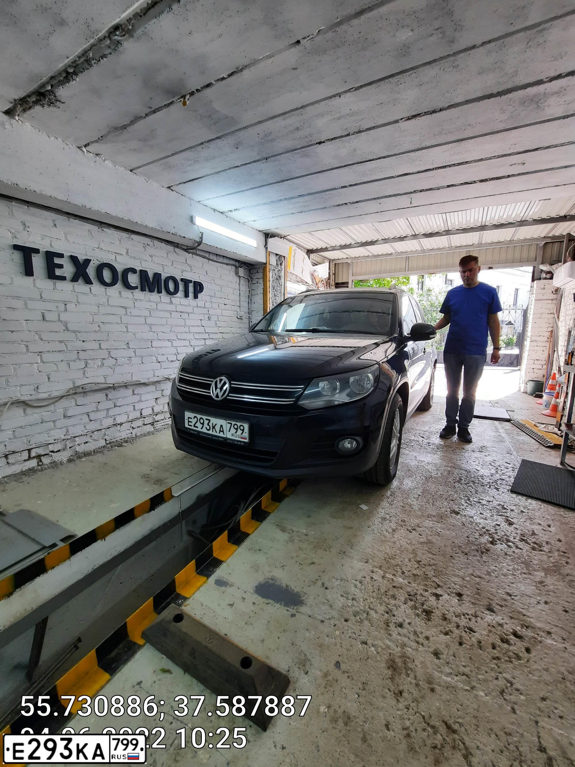 Фото автомобиля VOLKSWAGEN TIGUAN, 2014 — госномер Е293КА799. Цвет: ЧЕРНЫЙ
