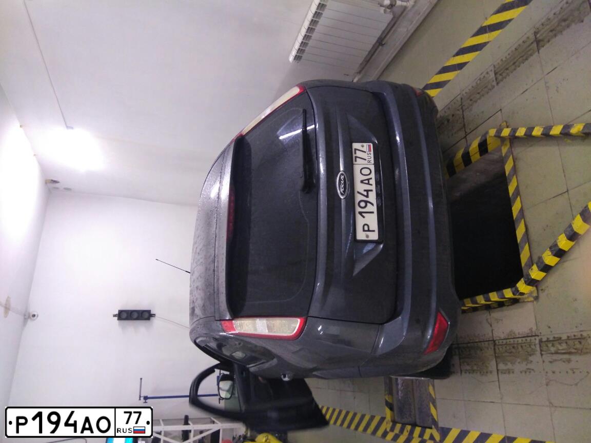 Фото автомобиля FORD FOCUS, 2010 — госномер Р194АО77. Цвет: ТЕМНО-СЕРЫЙ