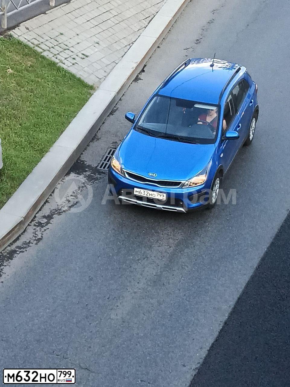 Фото автомобиля KIA RIO, 2018 — госномер М632НО799. Цвет: СИНИЙ