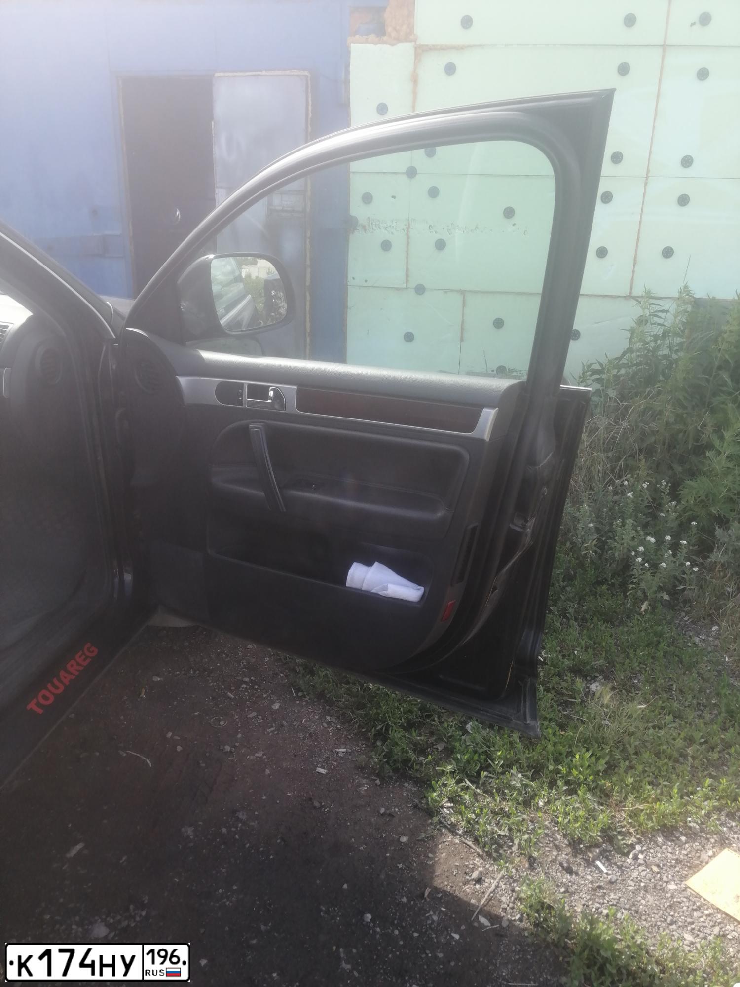 Фото автомобиля VOLKSWAGEN TOUAREG, 2008 — госномер К174НУ196. Цвет: ЧЕРНЫЙ