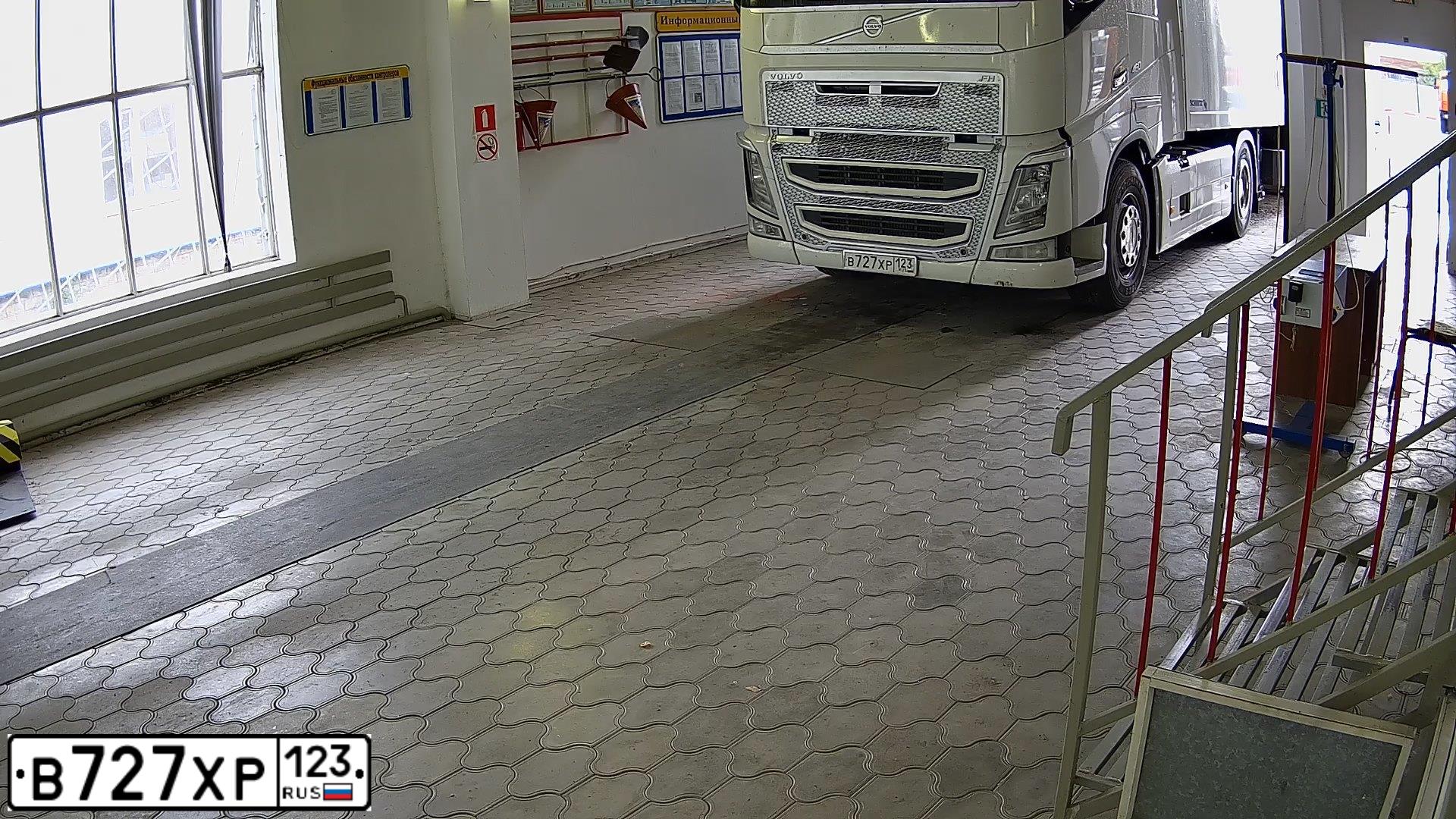 Фото автомобиля VOLVO O SERIE FH 4X2, 2017 — госномер В727ХР123. Цвет: БЕЛЫЙ