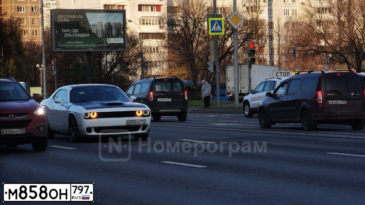 Фото автомобиля ДОДЖ CHALLENGER, 2018 — госномер М858ОН797. Цвет: Белый