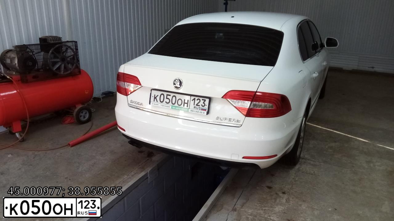 Фото автомобиля SKODA SUPERB, 2014 — госномер К050ОН123. Цвет: БЕЛЫЙ