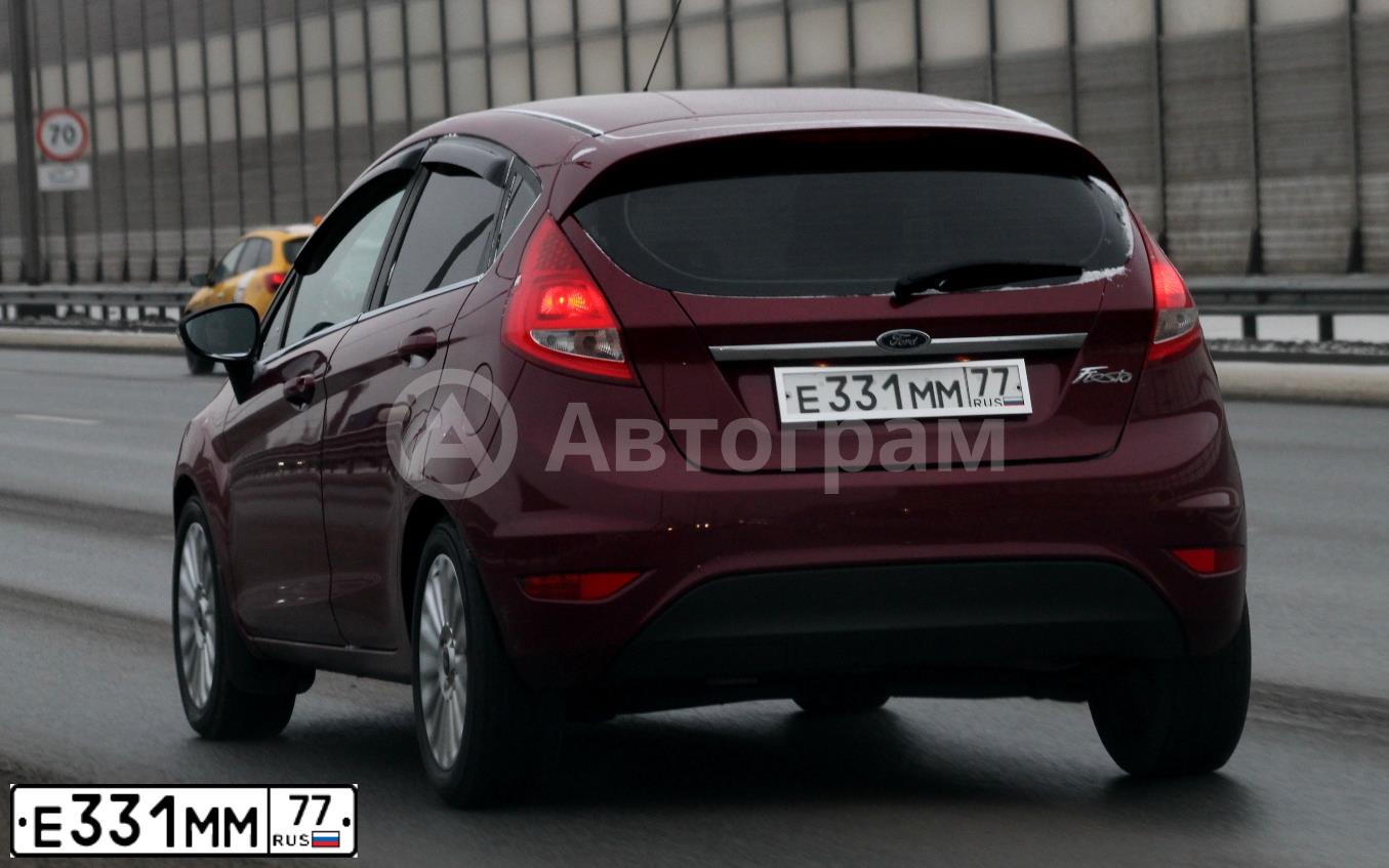 Фото автомобиля FORD FIESTA / ASPIRE, 2010 — госномер Е331ММ77. Цвет: МАЛИНОВЫЙ