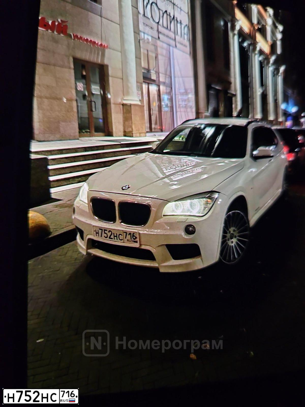 Фото автомобиля BMW X1, 2014 — госномер Н752НС716. Цвет: Белый
