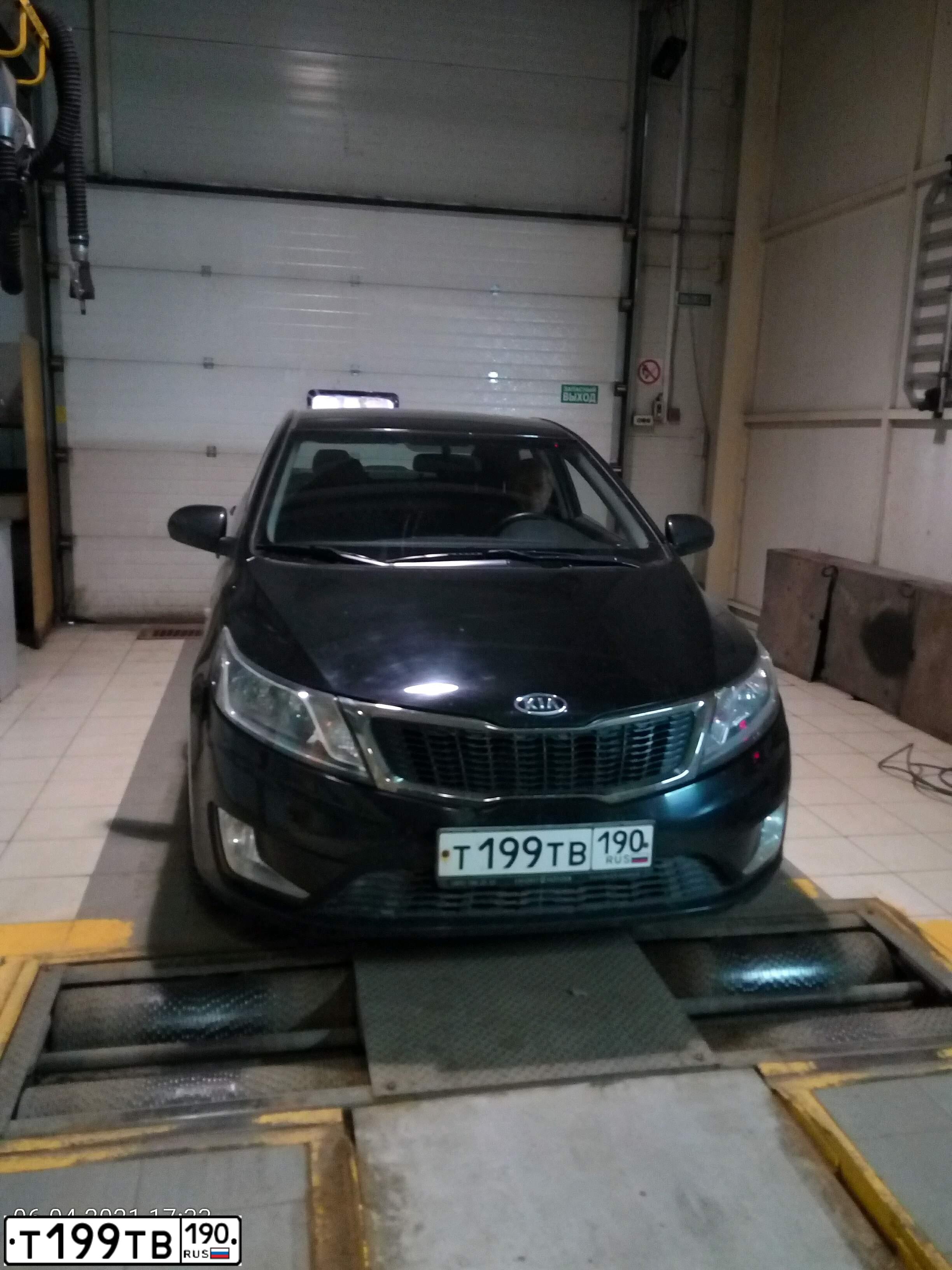 Фото автомобиля KIA RIO, 2012 — госномер Т199ТВ190. Цвет: ЧЕРНЫЙ
