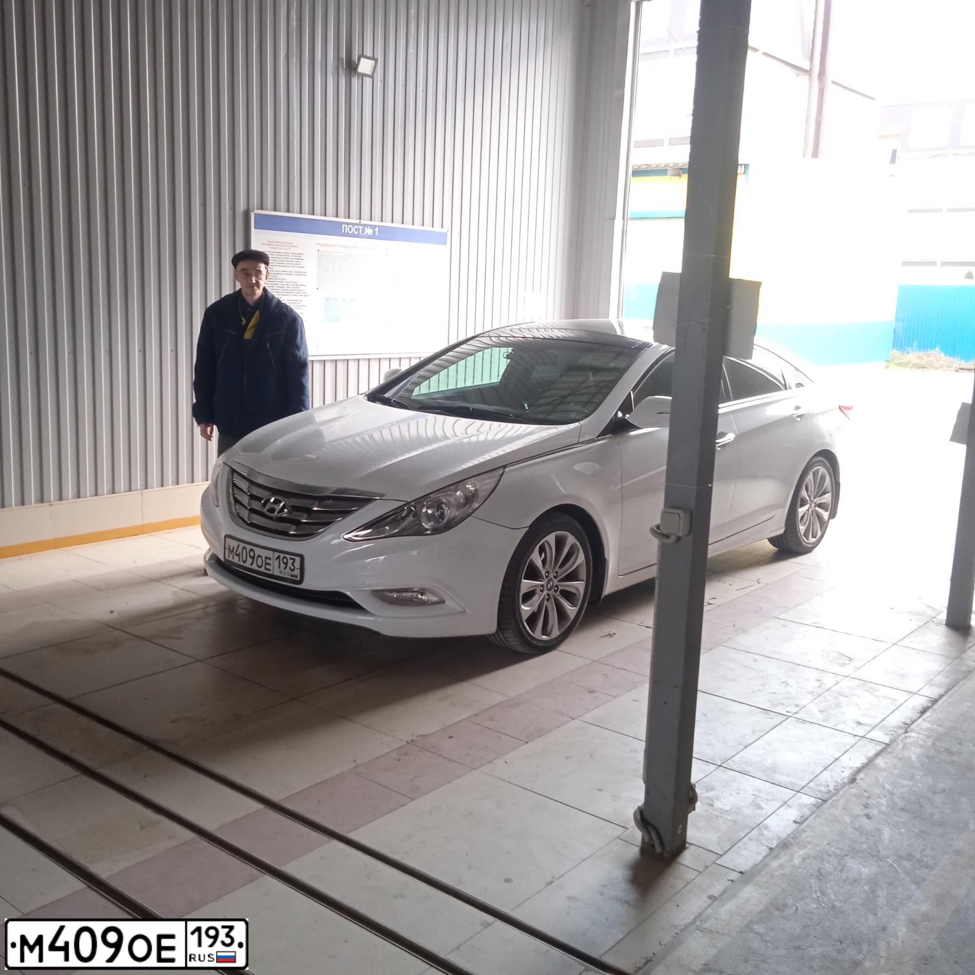 Фото автомобиля HYUNDAI SONATA, 2011 — госномер М409ОЕ193. Цвет: Белый