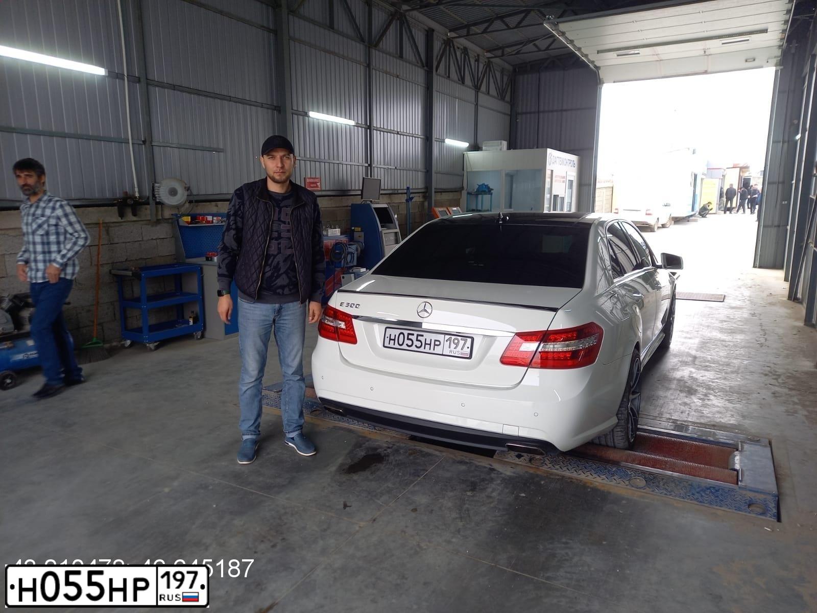Фото автомобиля ACURA MDX, 2002 — госномер Е425ХА790. Цвет: Серый