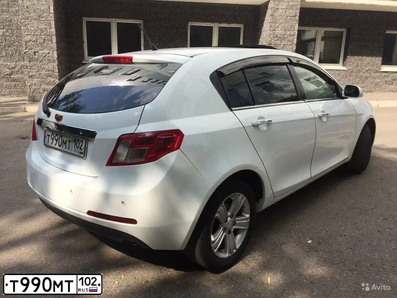 Фото автомобиля GEELY EMGRAND, 2012 — госномер В613СО702. Цвет: Белый