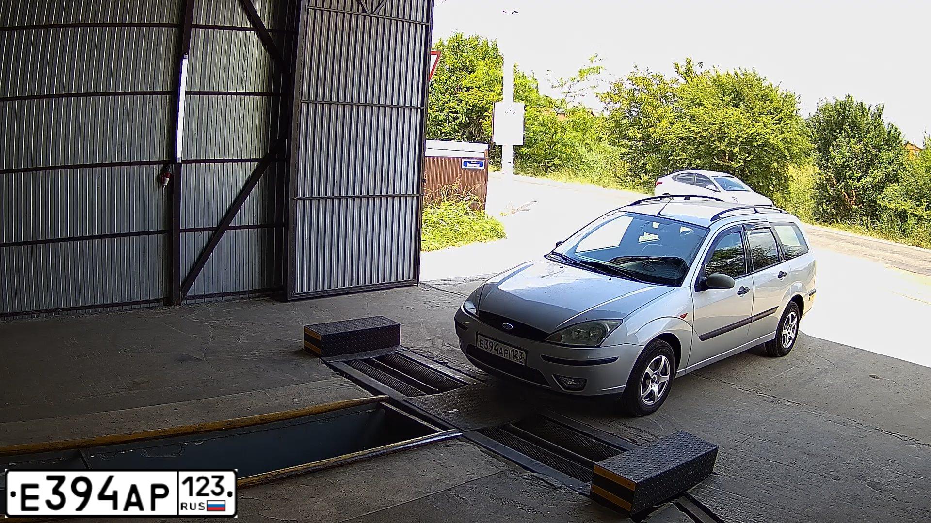 Фото автомобиля FORD FOCUS, 2002 — госномер Е394АР123. Цвет: СЕРЕБРИСТЫЙ