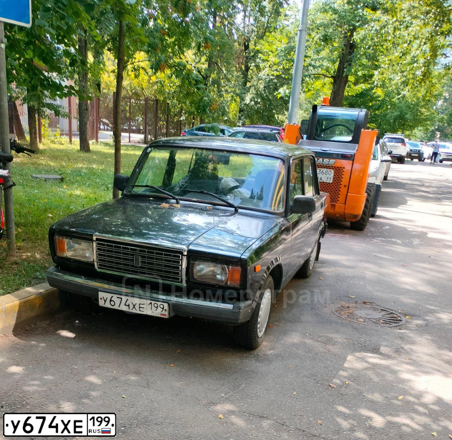 Фото автомобиля LADA 2107, 2010 — госномер У674ХЕ199. Цвет: Темно-зеленый