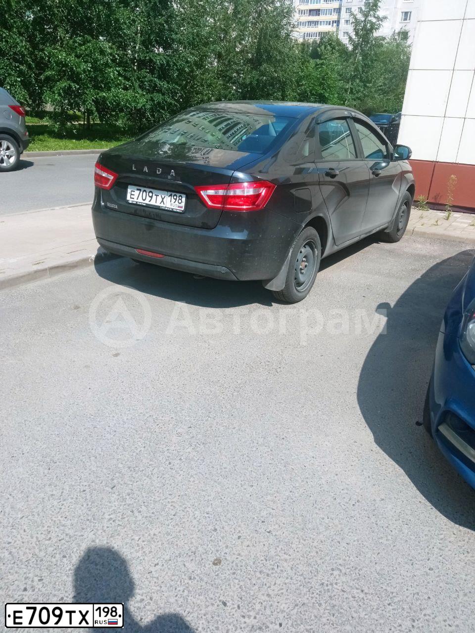 Фото автомобиля LADA VESTA, 2019 — госномер Е709ТХ198. Цвет: ЧЕРНЫЙ