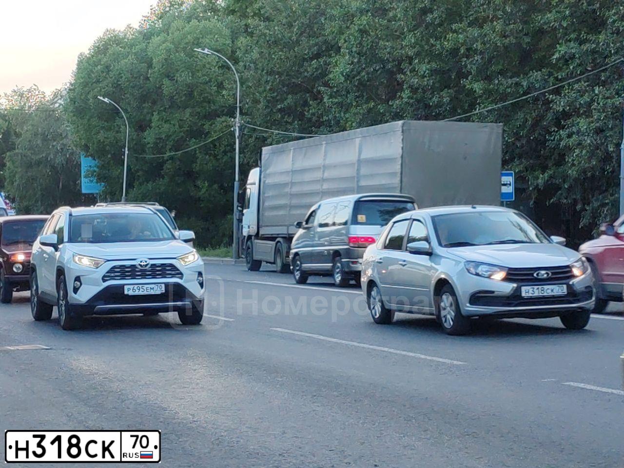 Фото автомобиля LADA GRANTA, 2022 — госномер Н318СК70. Цвет: СЕРЫЙ