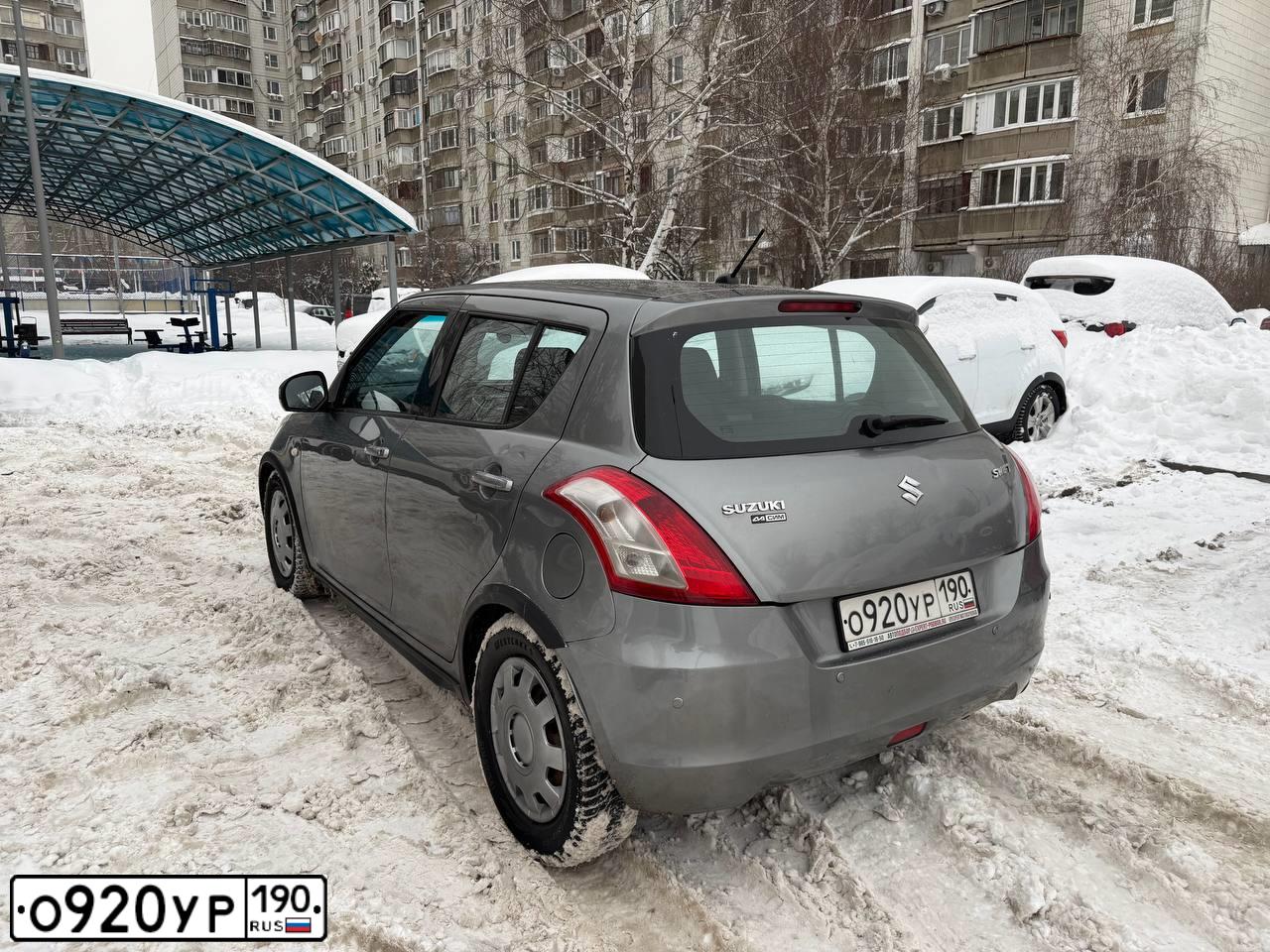 Фото автомобиля SUZUKI SWIFT, 2011 — госномер О920УР190. Цвет: Серый