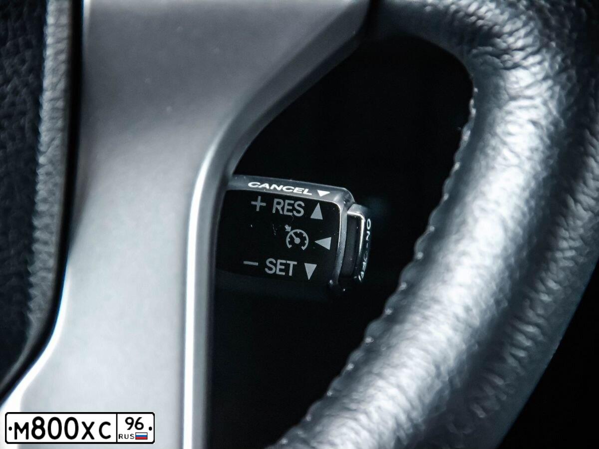 Фото автомобиля TOYOTA LAND CRUISER, 2015 — госномер М155КС774. Цвет: БЕЛЫЙ ПЕРЛАМУТР