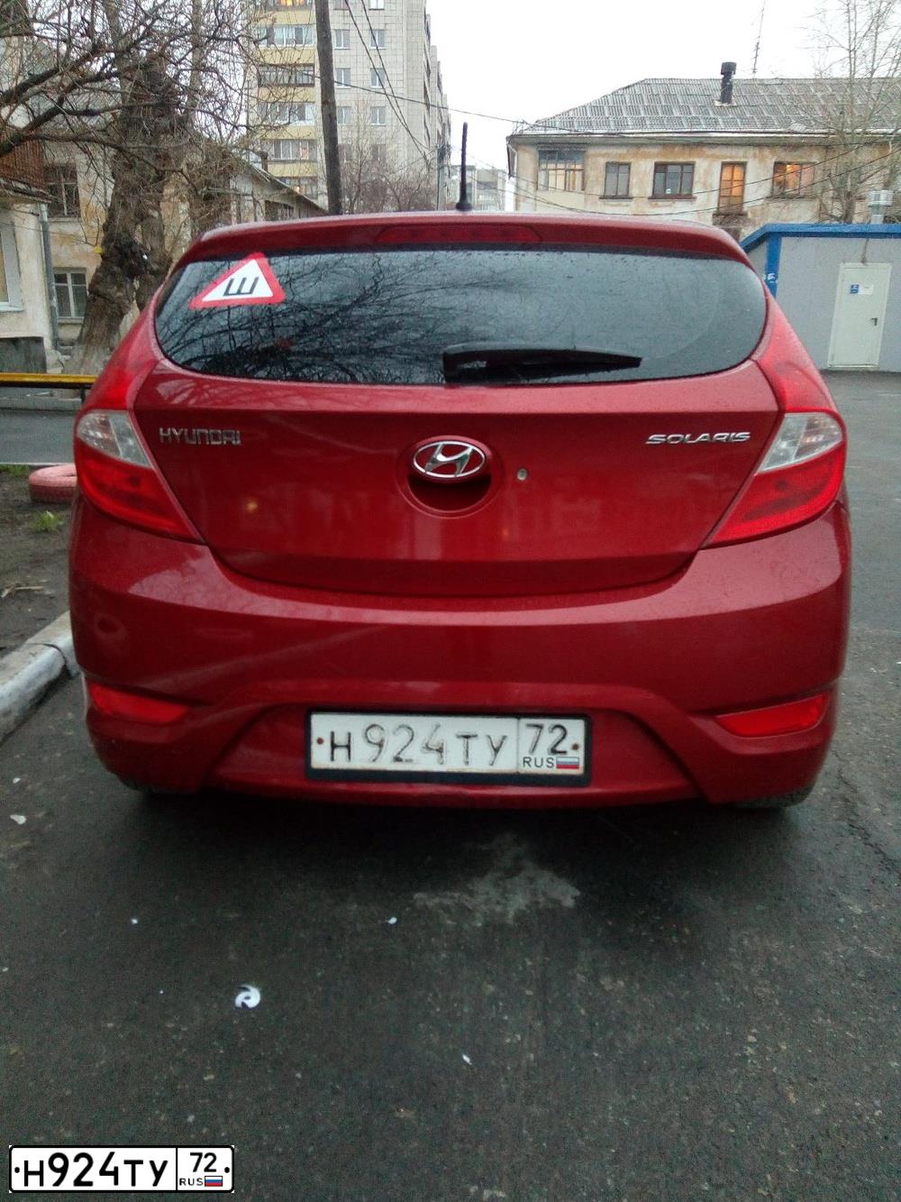 Фото автомобиля HYUNDAI SOLARIS, 2011 — госномер О001КС72. Цвет: КРАСНЫЙ ГРАНАТ