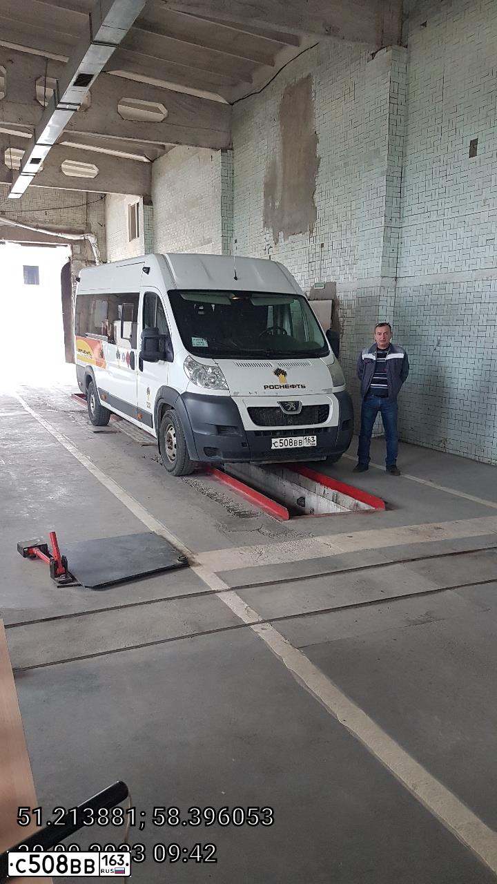 Фото автомобиля PEUGEOT BOXER, 2012 — госномер Е998ОУ156. Цвет: Белый